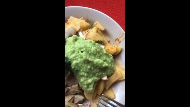 СЫРОЕДНАЯ КАРТОШКА ФРИ С ШАМПИНЬОНАМИ И СОУСОМ АВОКАДО смотреть онлайн