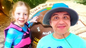 Настя играет в парках развлечений с папой