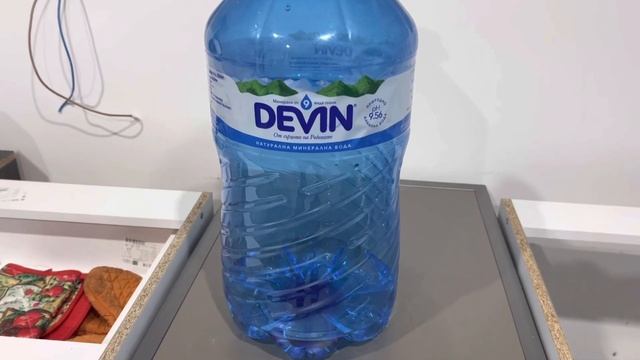 Минеральная вода. Пустые бутылки. Как используем мы. Как используете вы? Выбросить просто!!! Мерси. смотреть онлайн