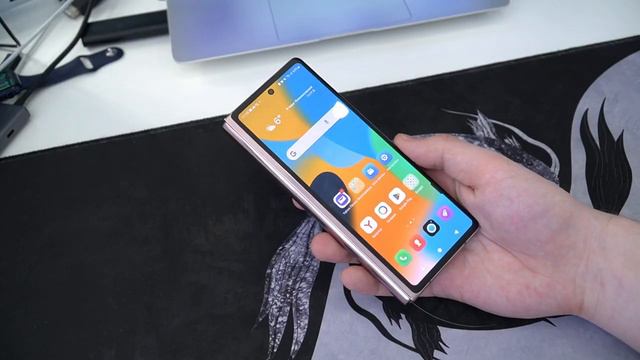 ФЕНОМЕН СКЛАДНЫХ СМАРТФОНОВ | Обзор Samsung Galaxy Z Fold 2 в 2024 году | Зачем нужны раскладушки? смотреть онлайн