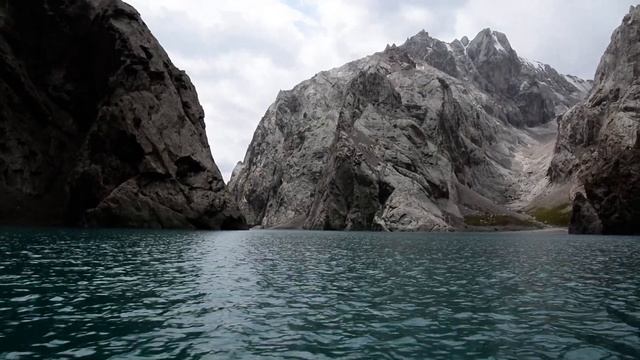 Озеро Кель Суу. вид с лодки,проплыли где то 3 км.а в длину озеро 12 км. Горы Кыргызстана. смотреть онлайн