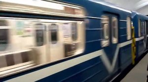 Вагон прибывает салон на Приморскую