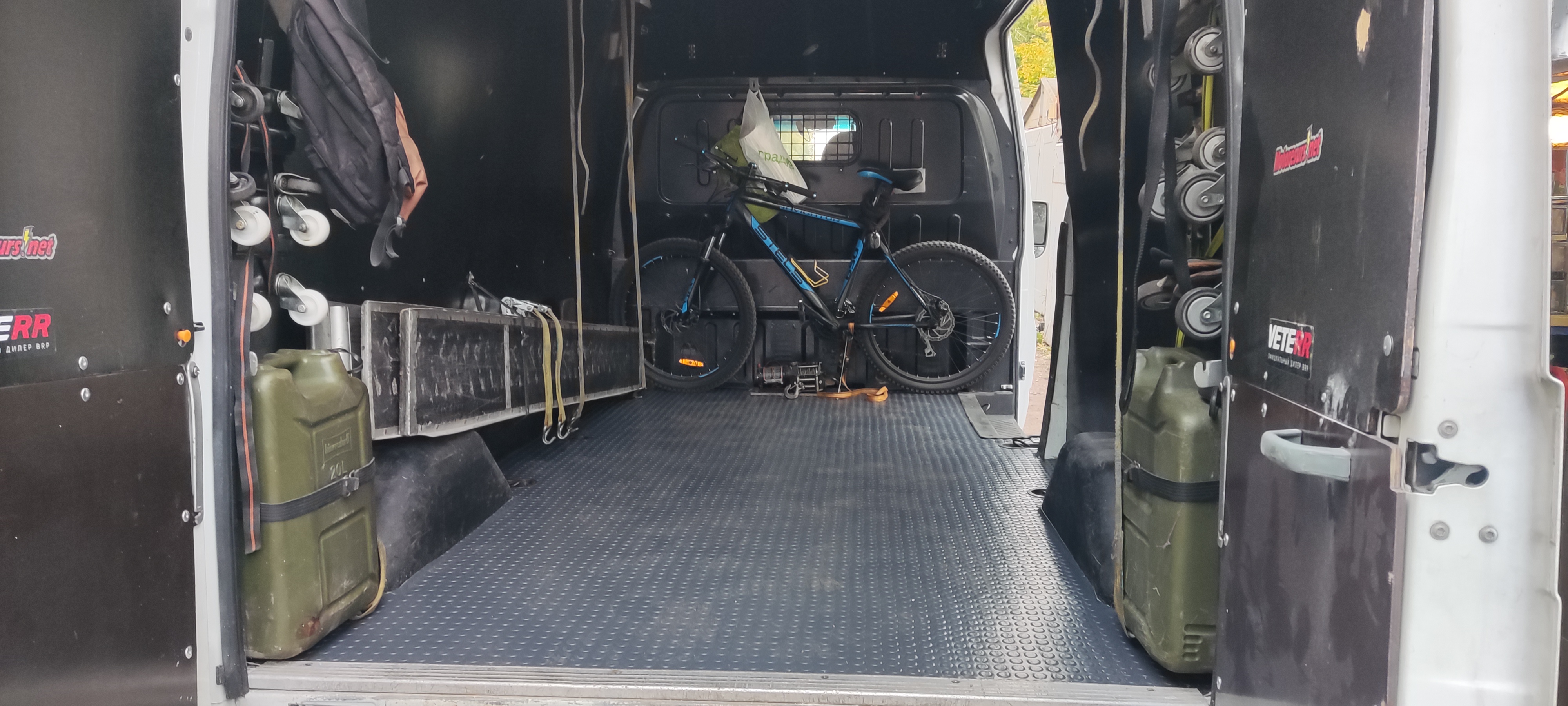 Автолин для микроавтобусов, укладка напольного покрытия. смотреть онлайн