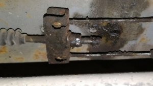 Подтягиваем трос ручника на Калине 1