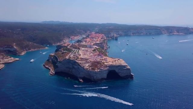 Вечером девушке в окно залетел самолетик. Развернув его, она потеряла дар речи от написанного там.. смотреть онлайн