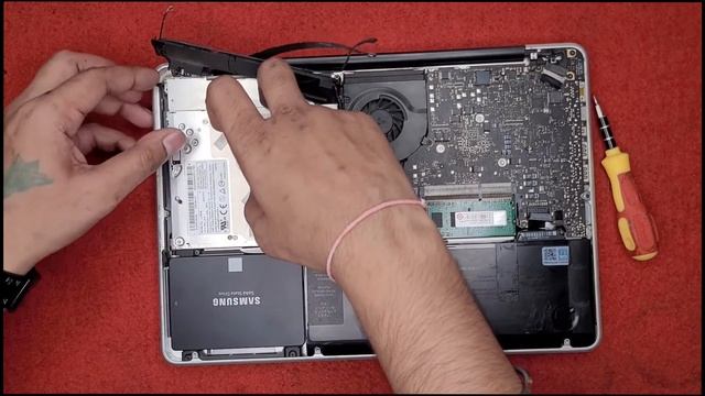 How to Replace Hard Disk (HDD) or SSD with optical Drive in MacBook Pro 2012 . Hindi Tutorial 2021 смотреть онлайн