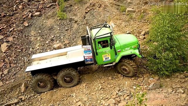 Массивный грузовик 6х6 взбирается на холм на полном газу. смотреть онлайн