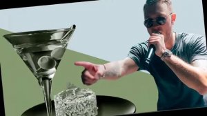 вот на машине в руках мартини