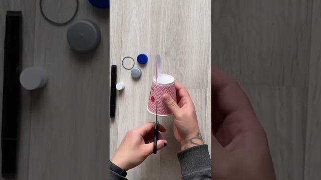 Убегающий зайчик из бумажного стаканчика ? #поделкаизбумаги #оригами #заяцизбумаги #ulitkablog смотреть онлайн