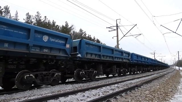 ВЛ10У-507 с грузовым поездом и приветливой бригадой смотреть онлайн