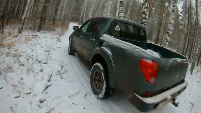 ДРИФТ на внедорожнике Mitsubishi L200 по снегу. Зимний лес. Покатушки #17 смотреть онлайн