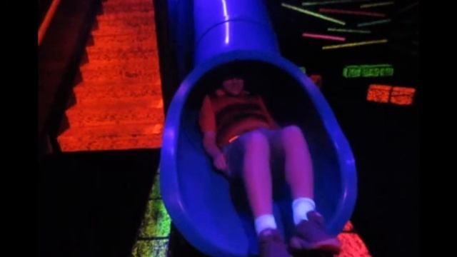 Big kid going down the mini golf slide смотреть онлайн