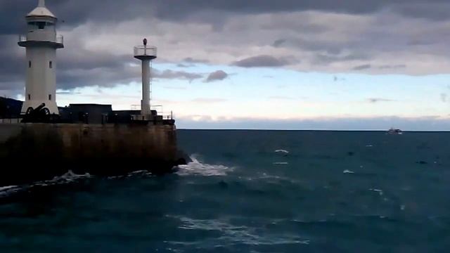 Ялтинский маяк в Крыму. Yalta beacon in the Crimea смотреть онлайн