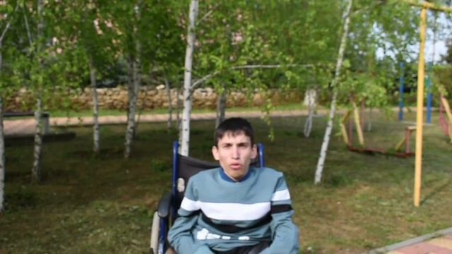 Максим Суровикин, проживающий в отделении реабилитации молодых инвалидов Дербетовского ДДИ смотреть онлайн