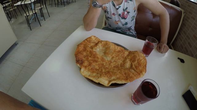 Феодосия, Крым 2016, самый большой и вкусный чебурек в мире!! смотреть онлайн