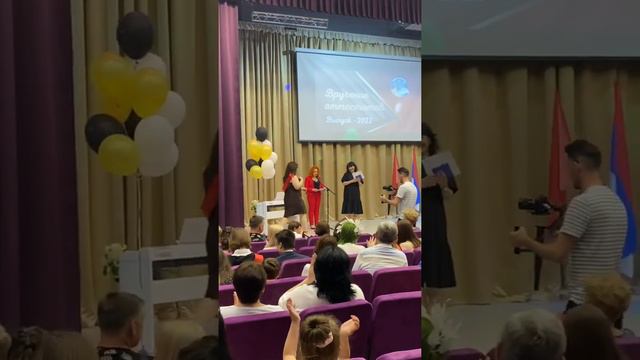 Вручение аттестата в школе выпускникам 11 класса. Даже не верится, старшая дочка закончила школу… смотреть онлайн