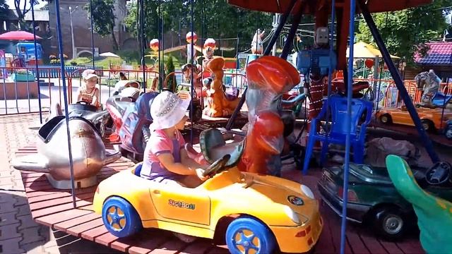 Катаемся на каруселях в парке города Смоленска. Детское видео смотреть онлайн
