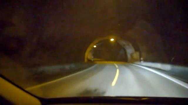 Винтовой тоннель, ведущий от Эйдфьорда к водопаду Вёрингсфоссен в Норвегии. смотреть онлайн