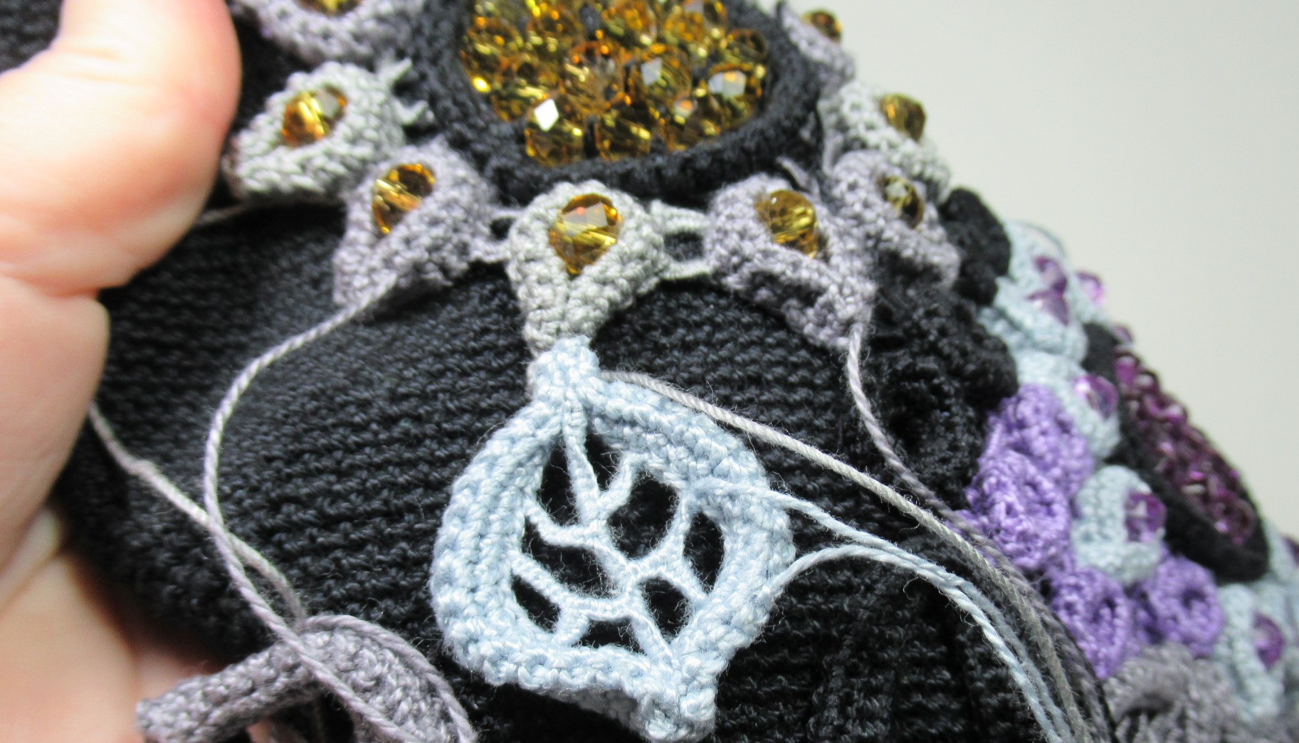 Пришиваю новый более светлый листочек на вязаную крючком сумку смотреть онлайн