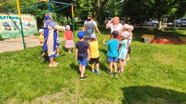Танец с Бабой Ягой (Развлечение в МДОУ д/с № 18 8 июля 2020 г. - День семьи, любви и верности) смотреть онлайн