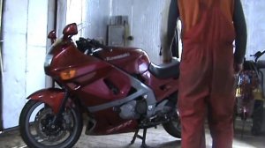 ставим kawasaki zz-r400 на центральную подножку