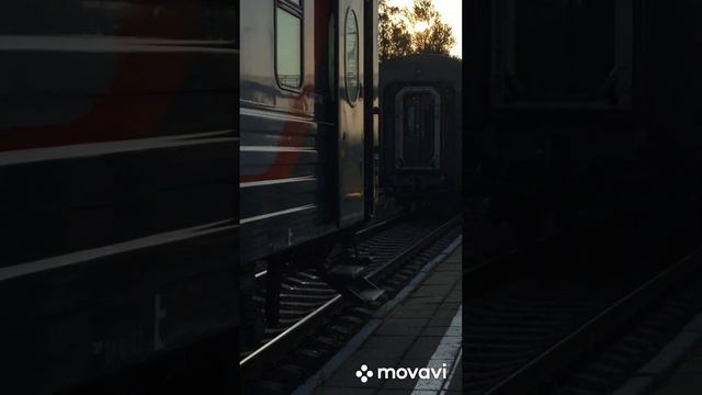 Железнодорожная станция Дно . Стыковка вагонов . Из Москвы в Псков . Россия . 2023 год , май . смотреть онлайн