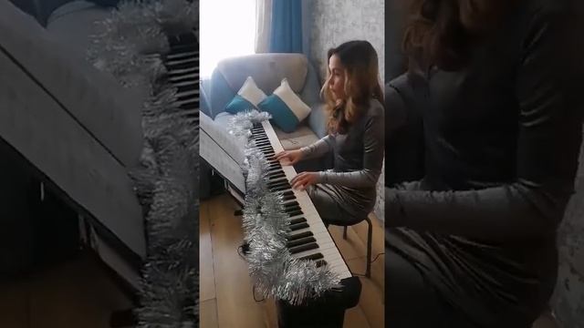 Снег над Ленинградом из к/ф "Ирония судьбы, или С лёгким паром!" на пианино. М. Таривердиев. смотреть онлайн