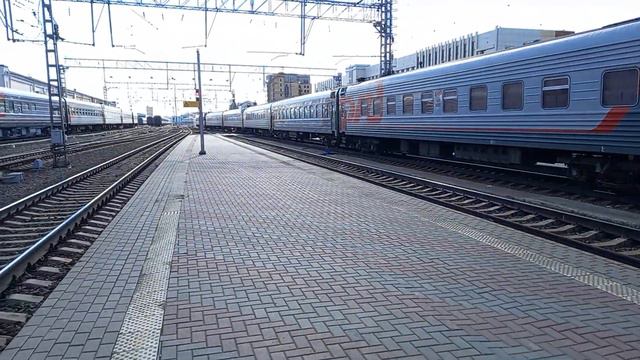 "Брат 274-ого" ЭП2К-275 прибывает на станцию Омск-Пассажирский с поездом №96 Москва-Барнаул. смотреть онлайн