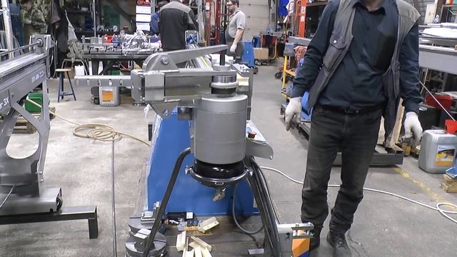 Гибка трубы на 90 и 180 градусов во время обучения и приемки трубогиба с ЧПУ MASTER смотреть онлайн