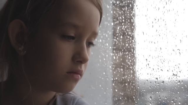 Девочка хотела помочь приюту для животных, но когда вошла туда – не смогла сдержать слёз! смотреть онлайн