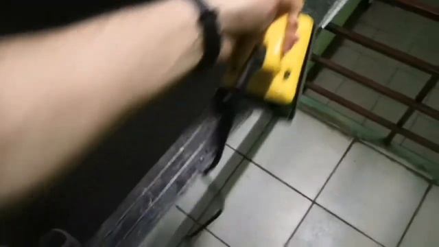 Подготовка лыж. Парафиним лыжи сами в подъезде смотреть онлайн