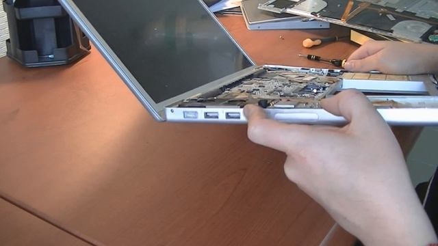 Скучное видео: разбираем MacBook Pro смотреть онлайн