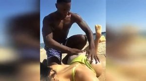 Girl farts on the beach / Девушка пукает на пляже