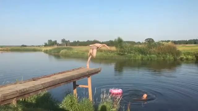 Неудачно нырнул с мостика в надувной круг смотреть онлайн