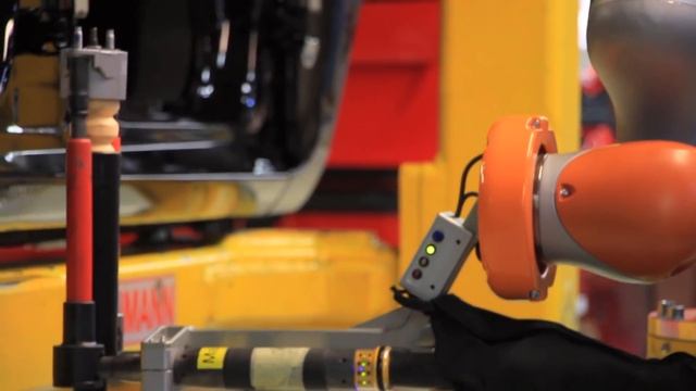 Car Workers and Robots Work Hand-in-Hand смотреть онлайн