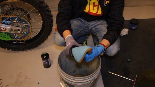 How to remove and oil an air filter (Kx 250f) смотреть онлайн