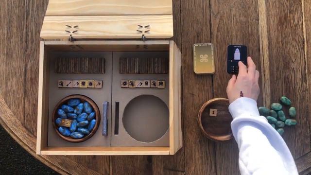 Real-life Orlog dice game Assassin's Creed Valhalla - Juego de dados - Jeu de dés Orlog en vrai смотреть онлайн
