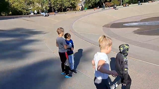 Детки в Спейс Нидл парке на хеллоуинг 2023. Встретили Соню! смотреть онлайн