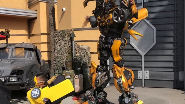 TRANSFORMERS Bumblebee meets his biggest fan! смотреть онлайн