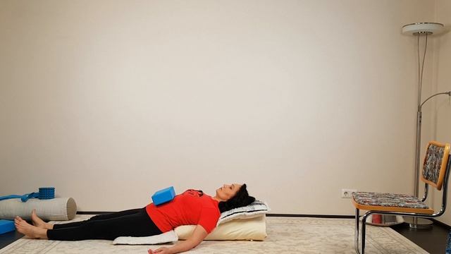 Упражнения для старшего поколения. Растяжка спины и всего тела. Урок 4 смотреть онлайн