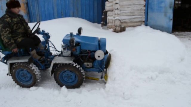 Самодельный трактор, уборка снега смотреть онлайн