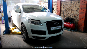 Замена передних тормозных колодок и датчиков износа на АУДИ Q7 2008 AUDI Q7 3,0 дизель