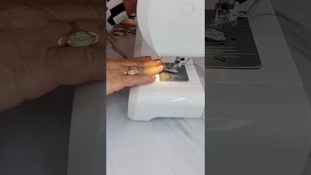 Что делать, если швейная машина шьёт на одном месте. смотреть онлайн