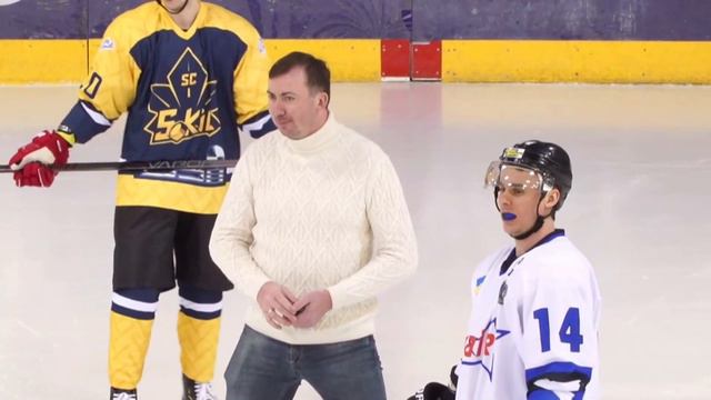 Валерий Жидков выполнил символическое вбрасывание шайбы перед первым домашнем матчем Сокола смотреть онлайн
