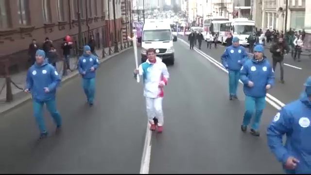 Не, не дотянет до конца срока, грех на душу! Еле ноги волочит, а на пенсию не отпускают, печалька! смотреть онлайн