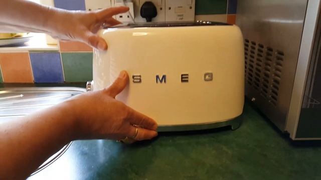 Smeg 2 Slice Toaster Review смотреть онлайн