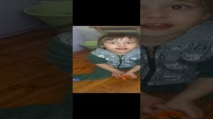 Маша играет с динозавром