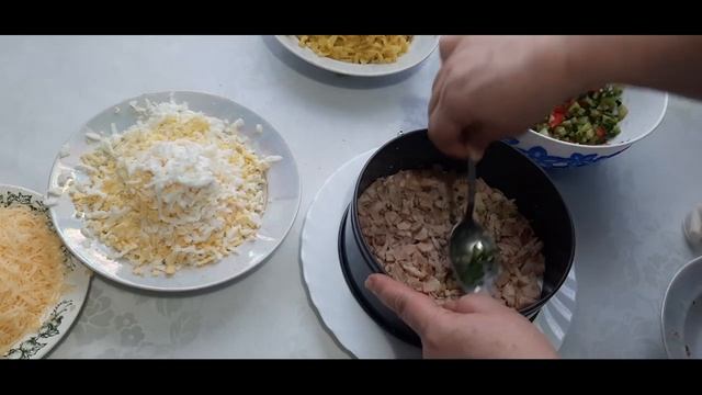 САЛАТ С КОПЧЕНЫМИ ОКОРОЧКАМИ смотреть онлайн