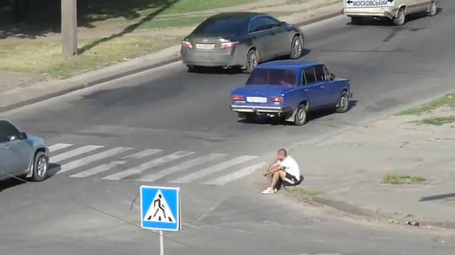 Евро-2012. "Нет ли у вас... лишнего билетика на футбол?)))" смотреть онлайн