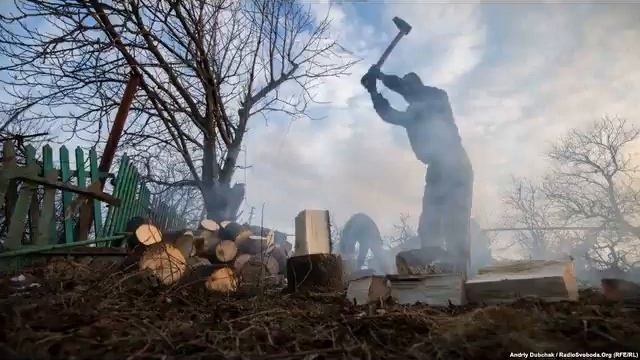 Жители сёл Сахалина разбирают дома на дрова, чтобы не замёрзнуть. смотреть онлайн